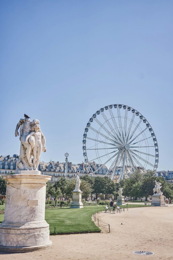 Jardin des Tuileries à Paris. Statue et grande roue
